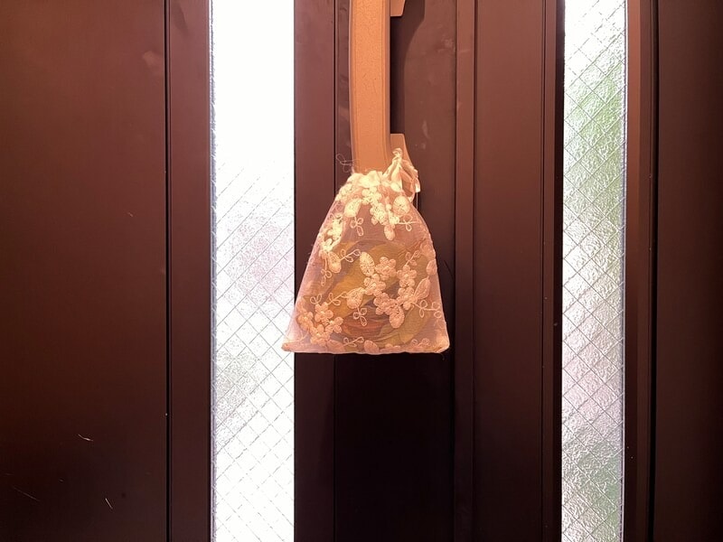 吊り下げるものによって巾着袋の大きさを変えると、より目的に合ったサシェ使いができます