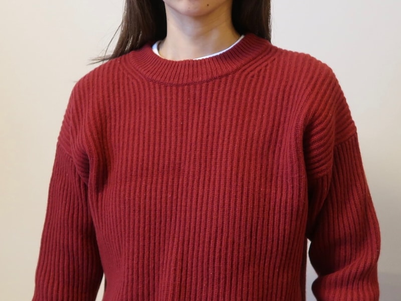 首もとが詰まっているので、ニットから少し「白」をのぞかせた着こなしにもぴったり