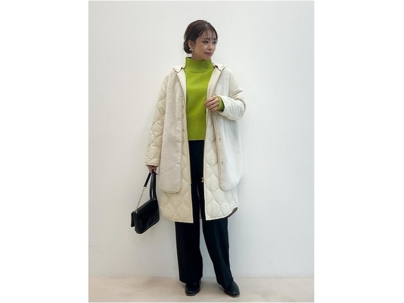 【OKコーデ】白やベージュなど明るいトーンならダウンでも清潔感&華やかさも 出典:WEAR