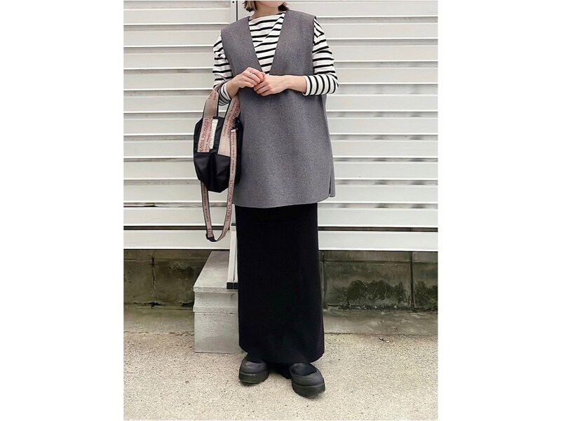 ボーダーのインナーでカジュアルに仕上げたり、白ブラウスできれいめにまとめたりアレンジも自在 出典:WEAR