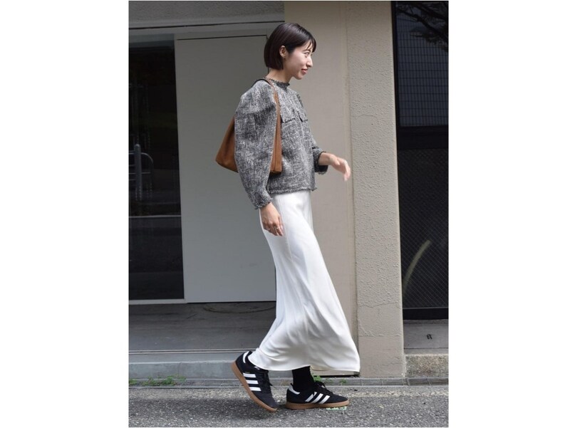 エレガントに見えやすいサテンスカートをTシャツやスウェット、スニーカーでカジュアルダウン 出典:WEAR