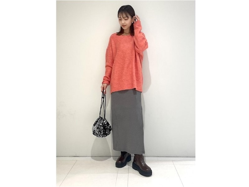 オレンジとピンクの中間のようなカラーはグレーと相性よし　出典：WEAR