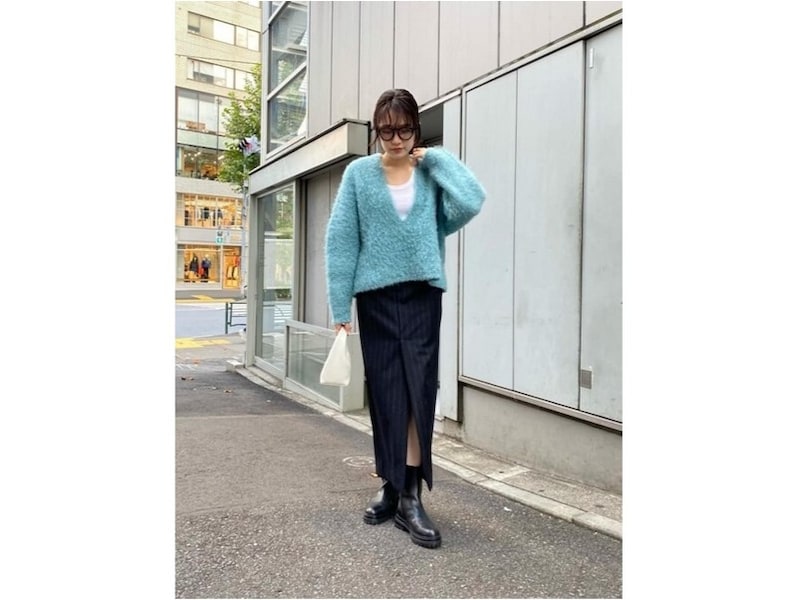 深めのVネックならカラーアイテムでも子供っぽく見えないところが◎　出典：WEAR