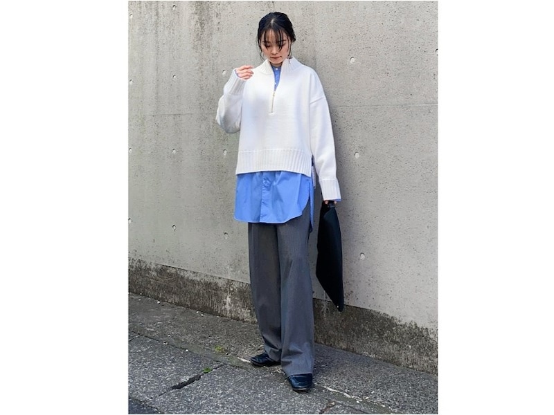 さわやかなブルーはハリのあるシャツで清潔感もアップ　出典：WEAR