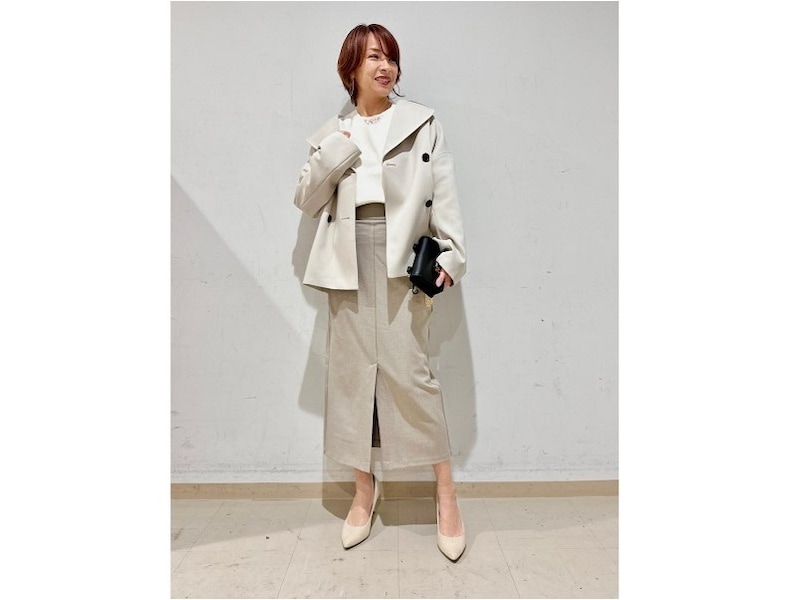 ラインのきれいなナロースカートはオンオフで着まわせます 出典:StyleHint