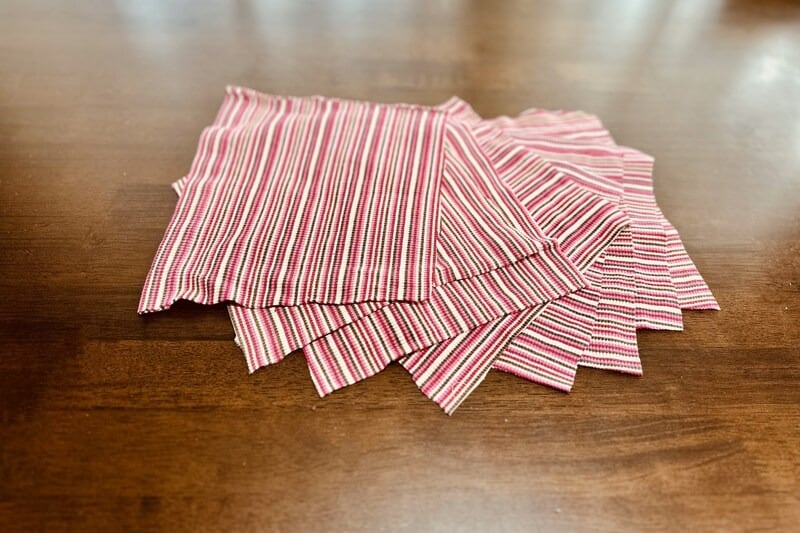 手のひら幅くらいの大きさに切っておくと、大掃除に大活躍。お気に入りだった衣類だからこそ、使い切りましょう!