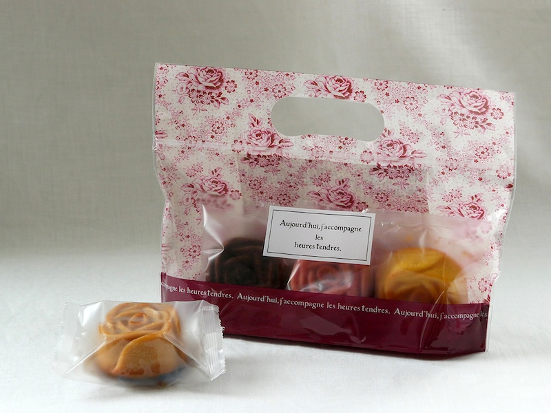 ありあけ「ローズマドレーヌ」（全4種、各税込302円）、3個入り（税込907円）