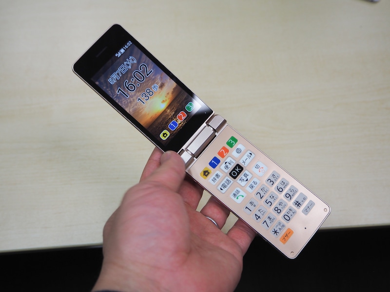 ソフトバンクが2019年に販売したシャープ製の「かんたん携帯10」。この時期の機種になると携帯電話のVoLTE対応も進んできている