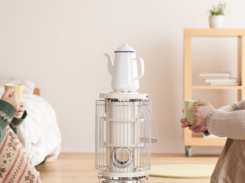 ストーブの上にやかんを置くのは危険