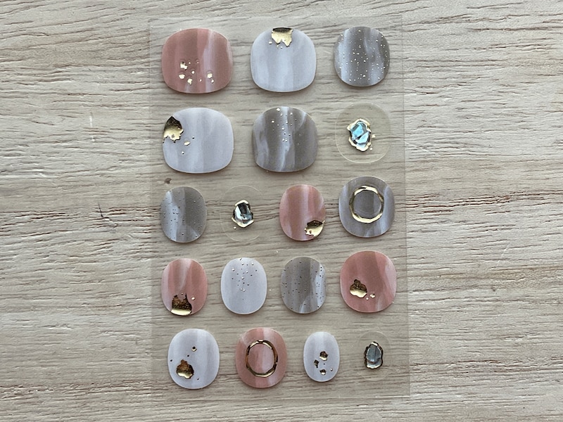 キャンドゥの「貼るUVジェルネイルシール」はいろいろなデザインのシールがセットになっている