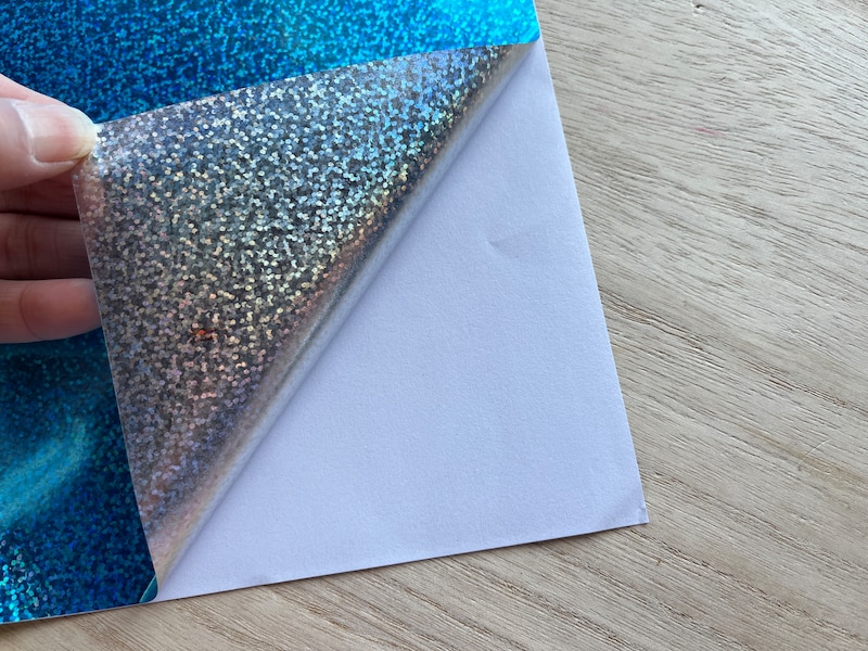 セリアの「ホログラムシート」はシール状になっている