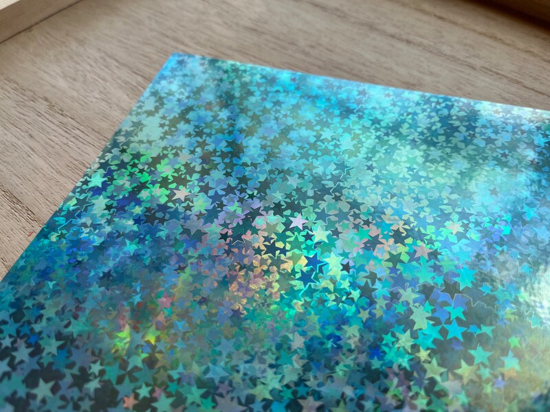 セリアの「ホログラムシート」ブルー系のスター柄は星がキラキラする