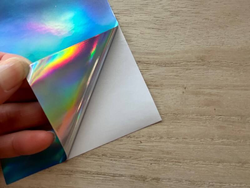 セリアの「ホログラムシートシール」はシールなので切り取ってすぐに貼れる