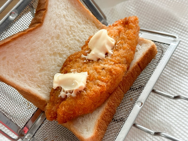 魚のフライとマヨネーズを挟んだホットサンド