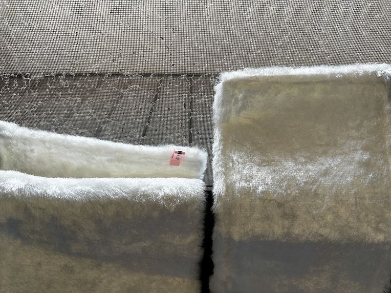 網戸の左半分を「パルスイクロス」で、右半分を「汚れが落ちやすい 汚れにくいぞうきん」で掃除