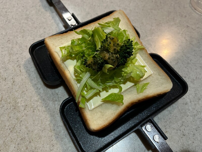 キャンドゥの「ホットサンドメーカー」に食パンと具材を乗せる