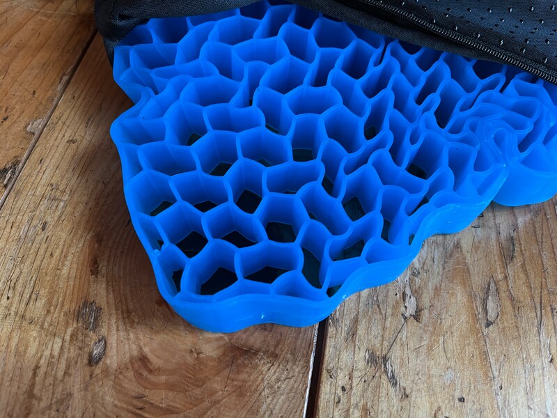 中には蜂の巣のような形のゲルクッションが入っている