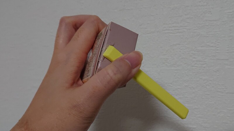 セリアの「シールはがし液」で化粧品のパッケージのシールもらくらく剥がれた