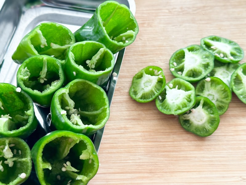 ピーマンを丸ごと使って肉詰めにする