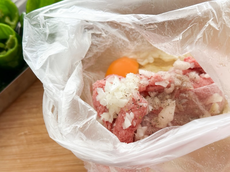 ブラックペッパー、玉ねぎみじん切り、卵を加えてさらにこねる