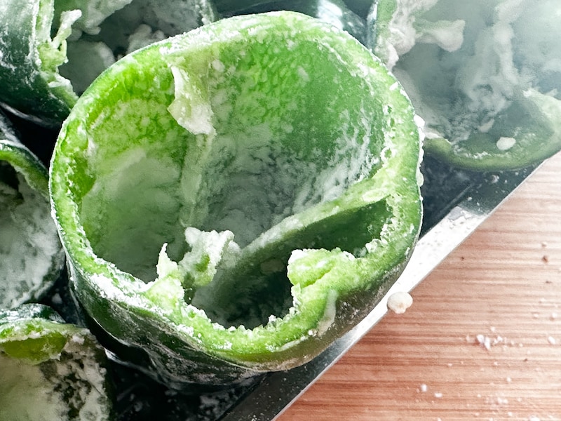 ピーマンの内側に片栗粉をふる