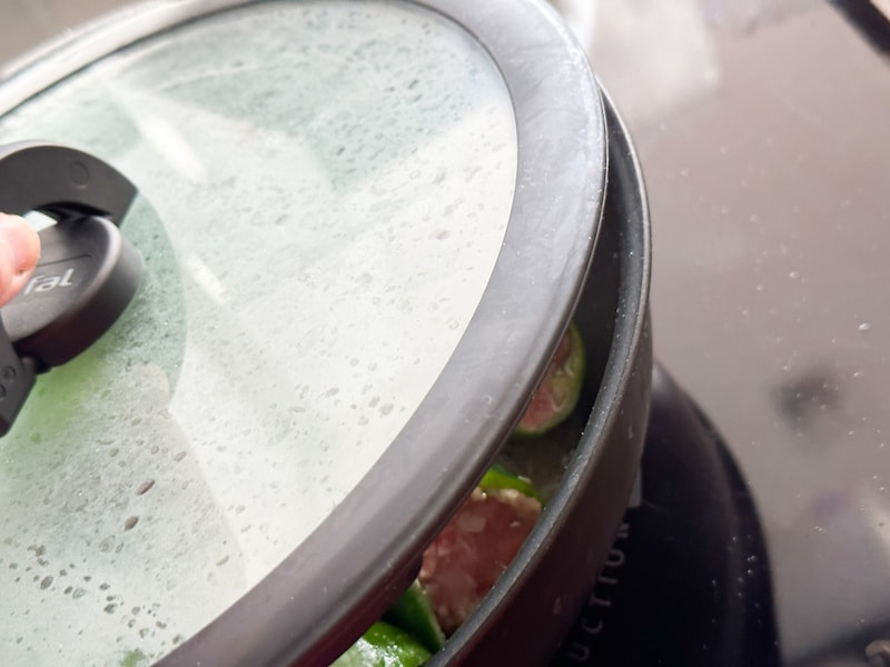 酒をふりかけ弱火にし蓋をして蒸し焼きにする