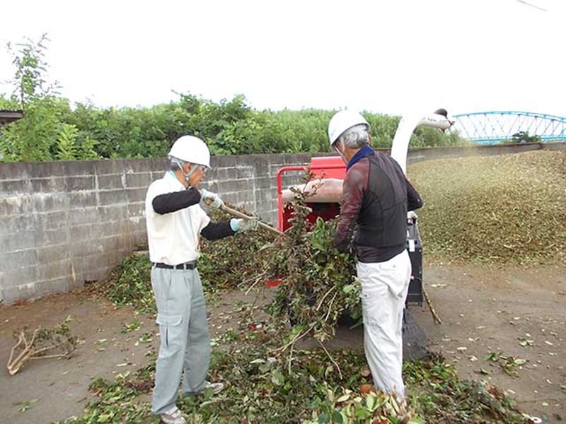 剪定枝葉リサイクル事業の作業風景　富山市シルバー人材センターホームページより