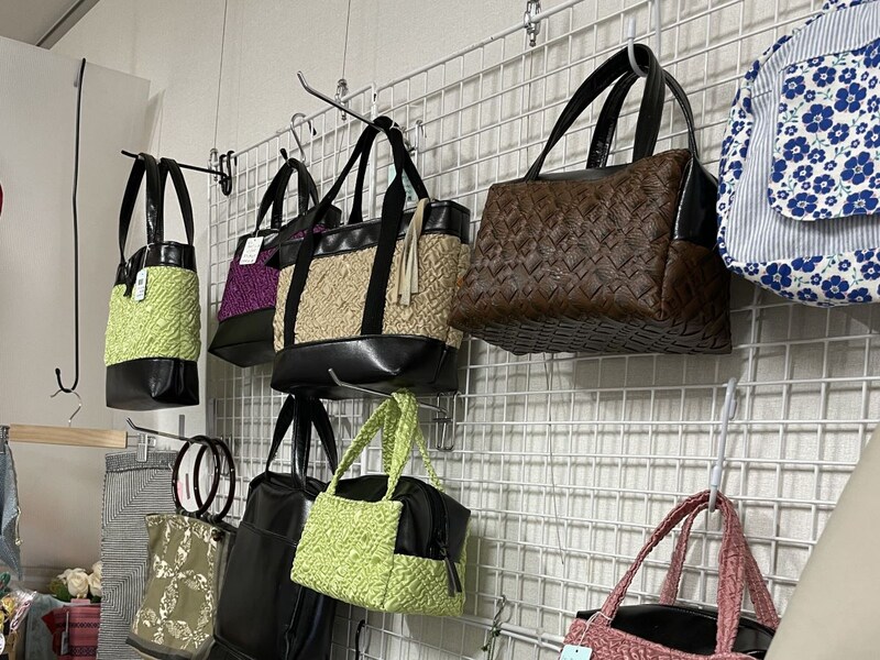 「ひと針工房」の小物は着物等をリメイクした作品がたくさん並んでいます。