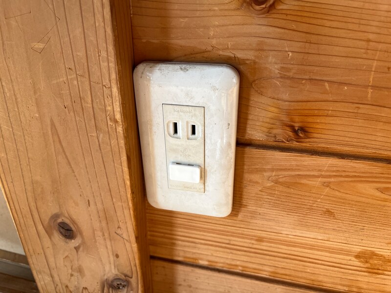 セリアの「コンセントキャップ」はコンセントに差し込むだけ