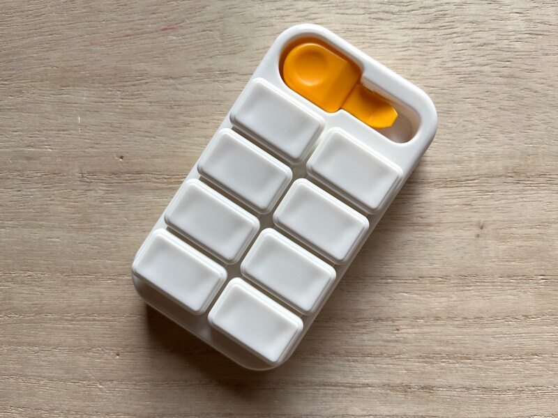 セリアの「コンセントキャップ」は取り外しのピックつき