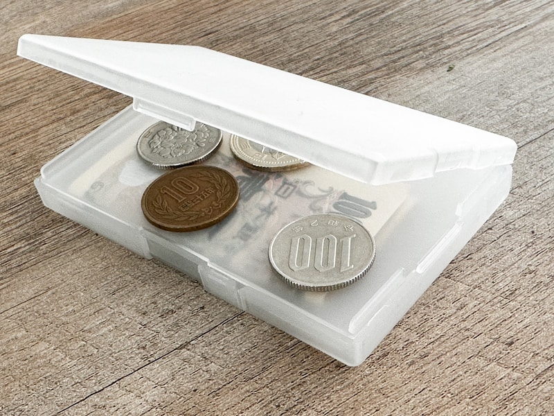 横に開く面には小銭