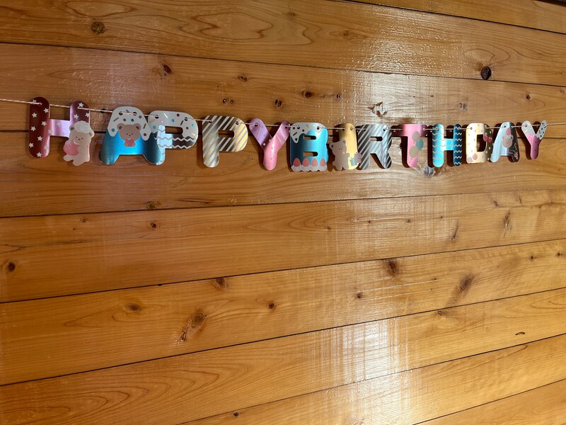 キャンドゥの「バースデーガーランドメタリック」は飾りに紐を通して壁につけるだけ