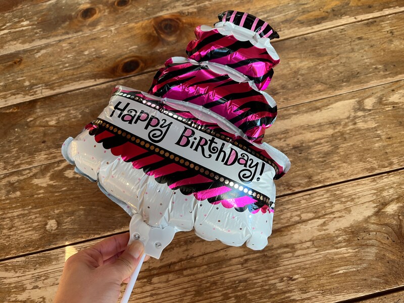 キャンドゥの「スティックバルーンバースデーケーキ」は自分で膨らませる