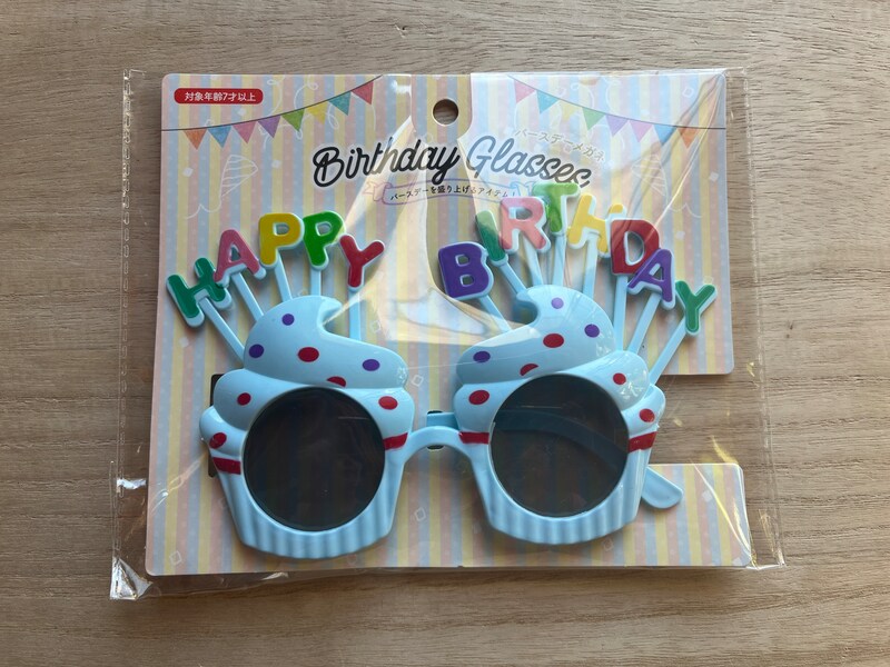 キャンドゥの「バースデーメガネ」