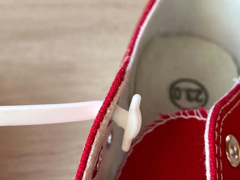 キャンドゥの「結ばない靴紐」は靴のシューホールに差し込んで使う