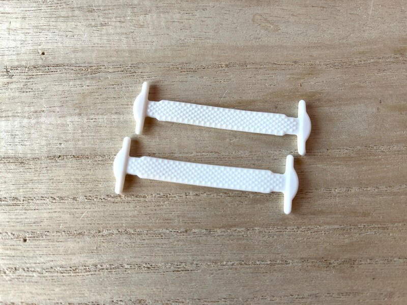 キャンドゥの「結ばない靴紐」は左右のシューホールを結ぶ役割をする