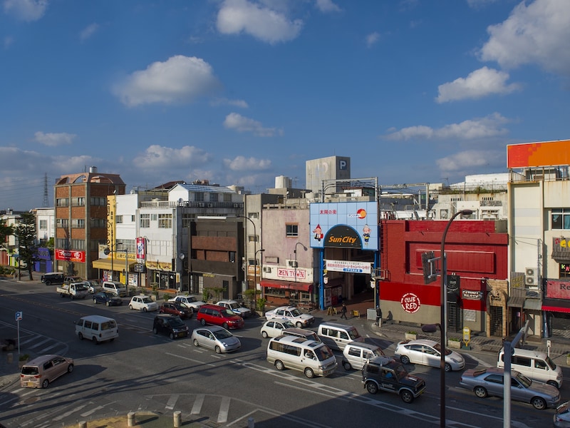 沖縄には今も米軍統治時代の雰囲気が残る風景がある (C)OCVB