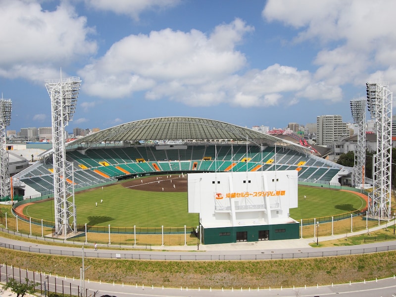 2023年に開催された、第105回全国高等学校野球選手権記念沖縄大会の会場にもなった「沖縄セルラースタジアム那覇」 （C）OCVB