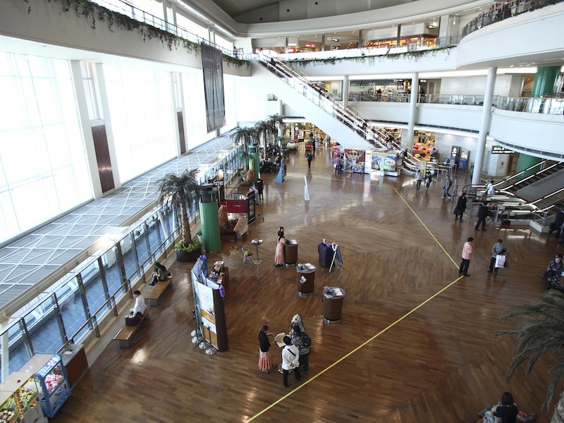 那覇空港2階は沖縄土産フロア。チェックイン前のショッピングにおすすめ （C）OCVB