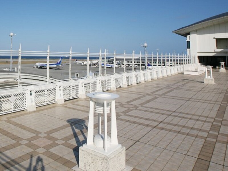 3階フロアにある「見学者デッキ」から見る沖縄の海は絶景です ※写真提供:那覇空港ビルディング株式会社