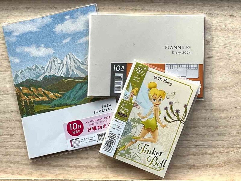 セリアの手帳は110円(税込)で展開が豊富