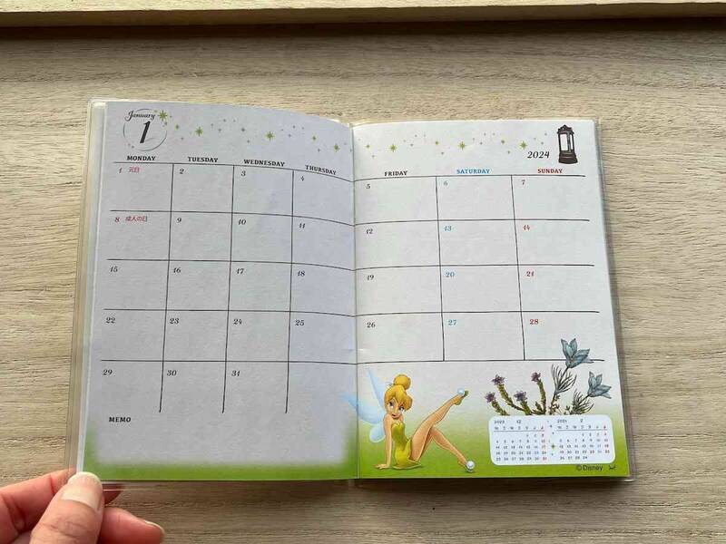 セリアの「2024 ダイアリー A6サイズ」はページごとにティンカーベルが描かれている