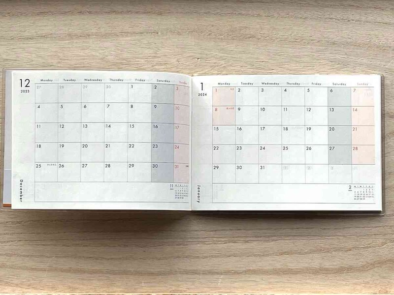 セリアの「ダイアリー2024 セミB6」は見開きのカレンダー