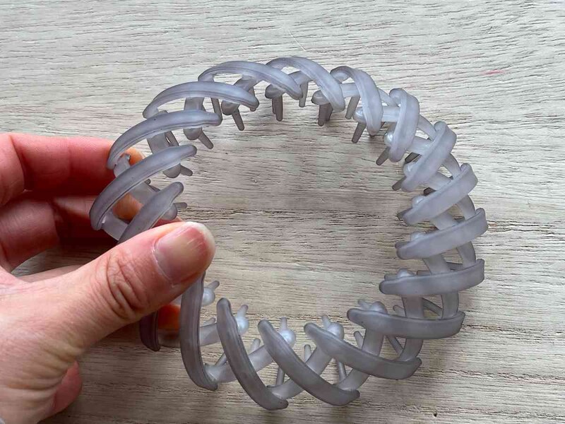 セリアの「ポニーリング」を大きく開いて髪を通す