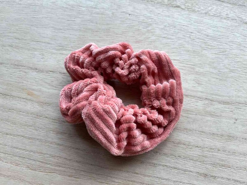 セリアの「シュシュ　コーデュロイもこもこ」