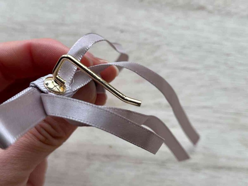 セリアの「ポニーフック」は結んだ部分に差し込むだけ