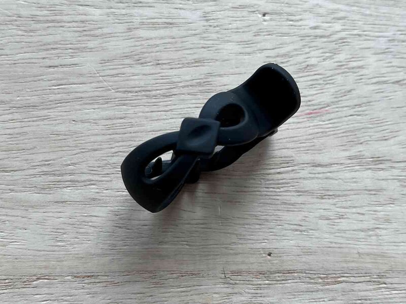 セリアの「ポニーテールクリップ」は横から見るとリボンの形になっている