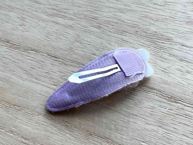 セリアの「スリーピン　ふわふわフラワー」はパチンととめるだけ