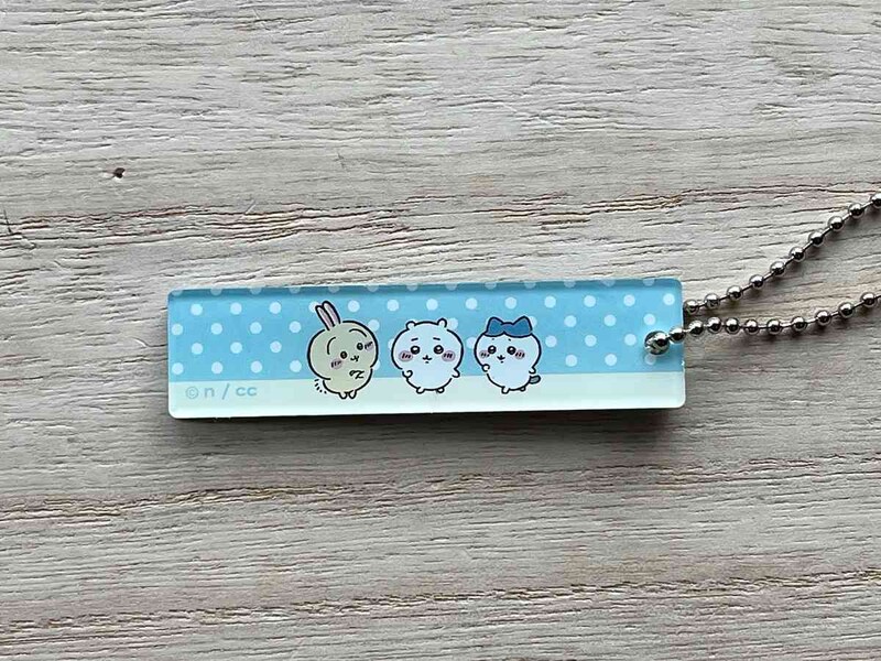 セリアの「ちいかわ アクリルスティックキーチェーン」の裏のデザイン