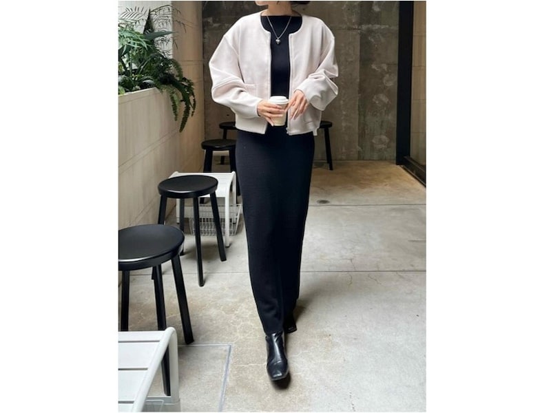 春に着やすいライトアウターですっきり見えるモノトーンコーデ　出典：WEAR